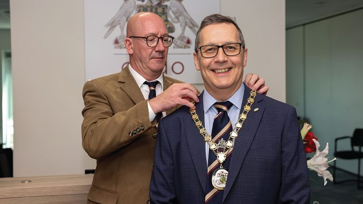 Kevin Gutsell (right) receives the chain of office from Daryl Newsome. Image credit: ABDO